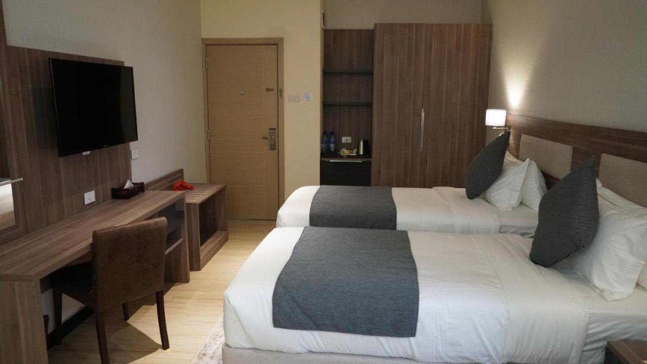 Triple E Hotel And Spa Адис Абеба Екстериор снимка