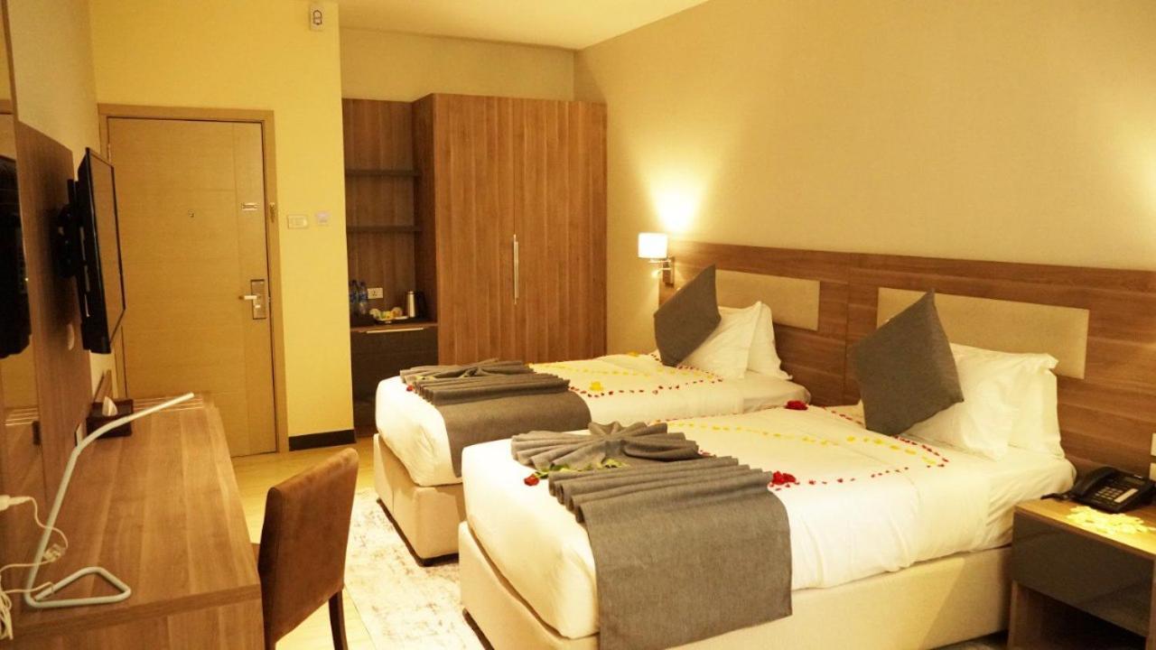 Triple E Hotel And Spa Адис Абеба Екстериор снимка
