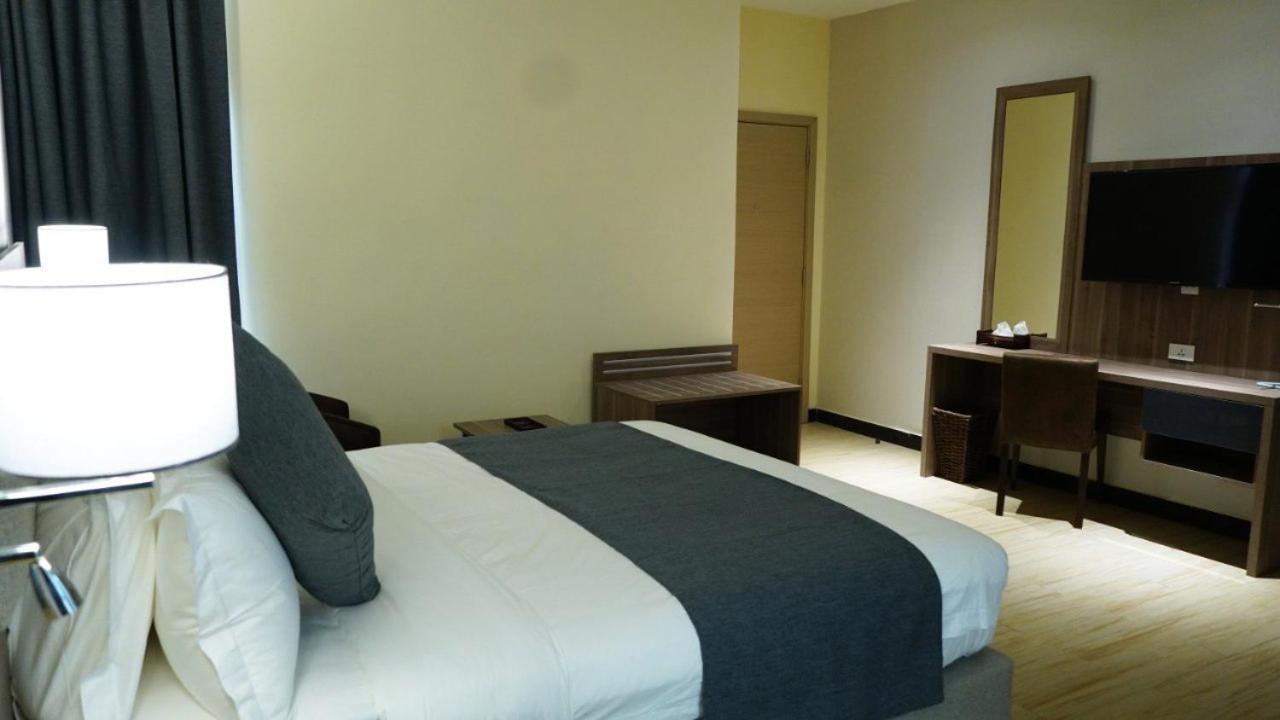 Triple E Hotel And Spa Адис Абеба Екстериор снимка