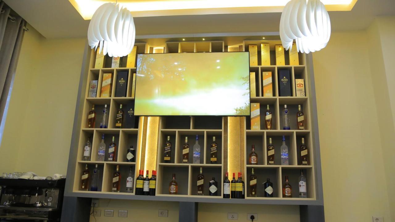 Triple E Hotel And Spa Адис Абеба Екстериор снимка