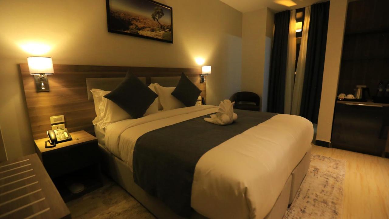 Triple E Hotel And Spa Адис Абеба Екстериор снимка