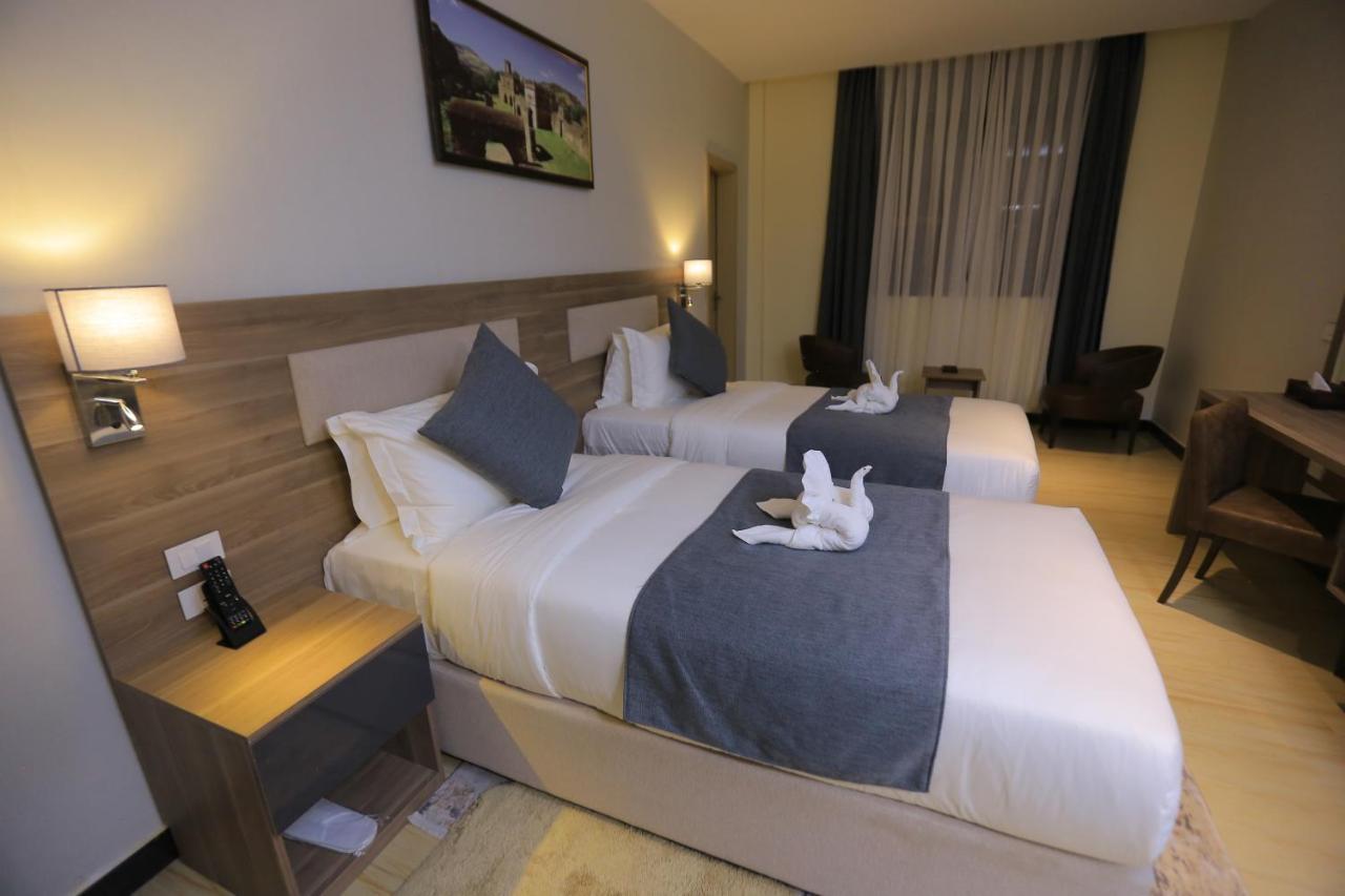 Triple E Hotel And Spa Адис Абеба Екстериор снимка
