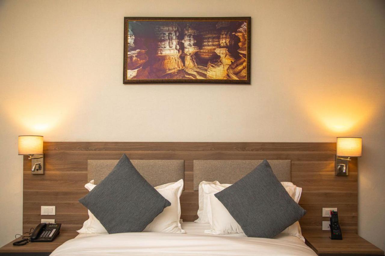 Triple E Hotel And Spa Адис Абеба Екстериор снимка
