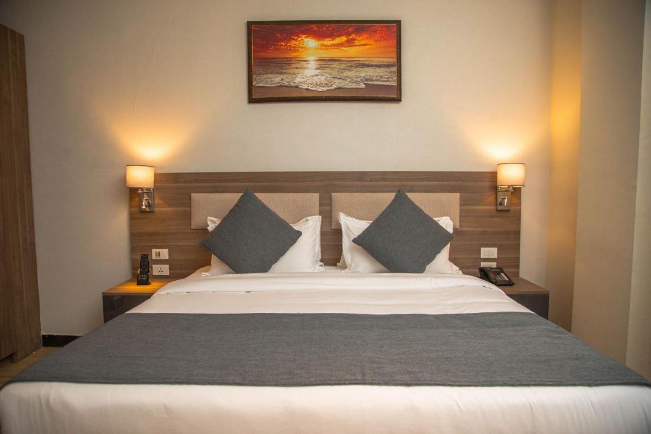 Triple E Hotel And Spa Адис Абеба Екстериор снимка