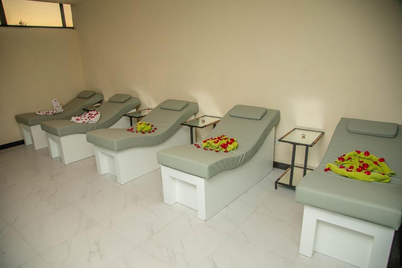 Triple E Hotel And Spa Адис Абеба Екстериор снимка