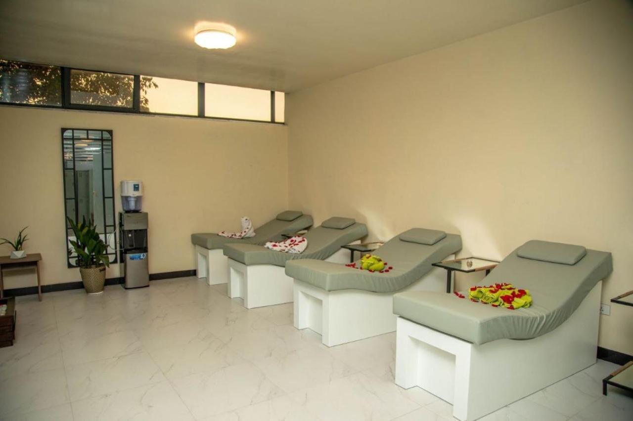 Triple E Hotel And Spa Адис Абеба Екстериор снимка